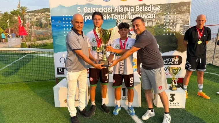 Alanya'da plajda ayak tenisi turnuvası düzenlendi