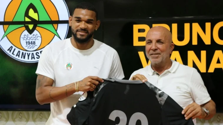 Alanyaspor 4 yeni transfer için imza töreni düzenledi