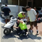 Annesinin elini bırakıp yola fırlayan küçük çocuğa motosiklet çarptı