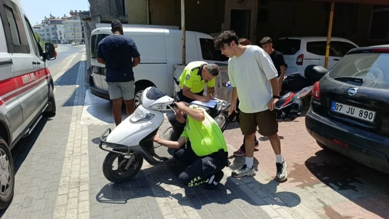 Annesinin elini bırakıp yola fırlayan küçük çocuğa motosiklet çarptı