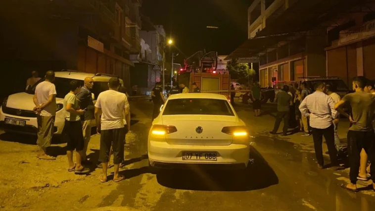 Antalya'da 4 katlı binada çıkan yangında 3 kişi dumandan etkilendi