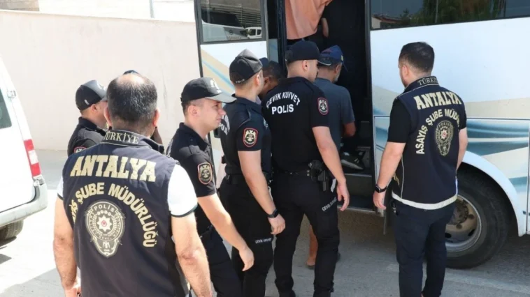 Antalya'da 92 aranan şahıs yakalandı