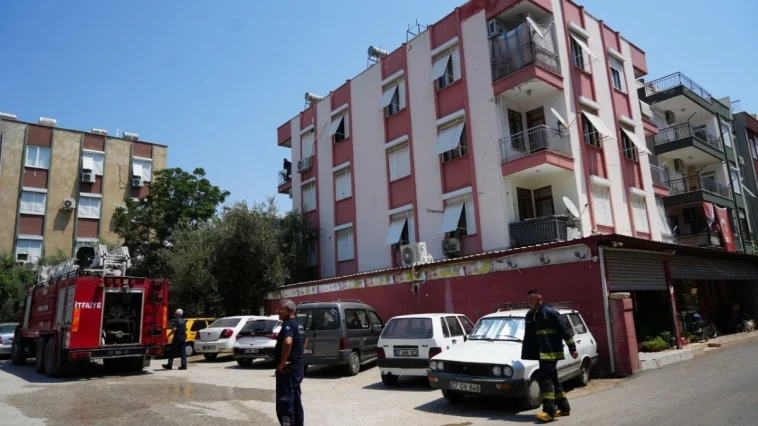 Antalya'da apartman dairesinde yangın korkuttu