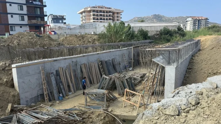 Antalya’da inşaatta düşen işçi beyin kanaması geçirdi