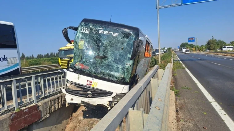 Antalya'da kontrolden çıkan otobüs köprüde durabildi