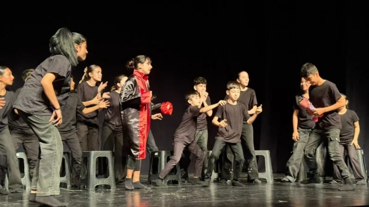 Antalya'da ortaokul öğrencileri 'Ah Şu Gençler'i sahneledi