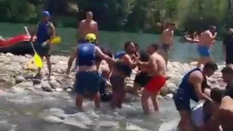 Antalya'da rafting merkezinde kürekli kavga