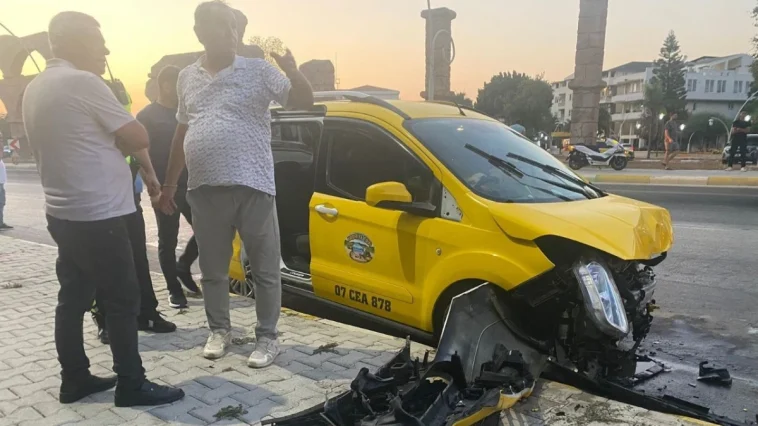 Antalya'da ticari taksi ile otomobil çarpıştı: 5’i turist 7 yaralı