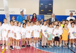 Antalyalı çocuklar zirveye koşuyor