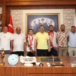 Başkan Kumbul, şampiyon pehlivanları ağırladı