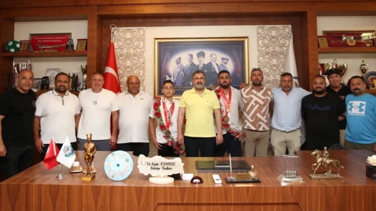 Başkan Kumbul, şampiyon pehlivanları ağırladı