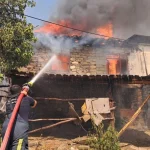 Ev, depo ve ahır alevlerin arasında kaldı