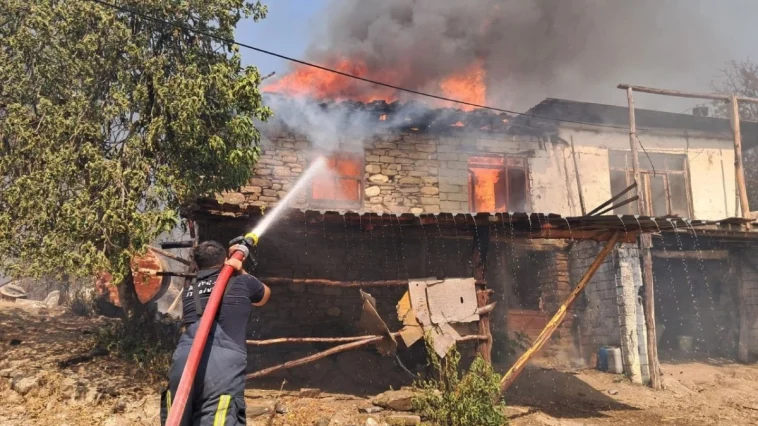 Ev, depo ve ahır alevlerin arasında kaldı