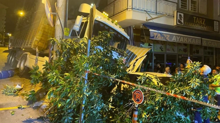 Freni boşalan tır park halindeki 2 otomobile çarparak durabildi