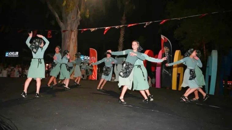 Gürcü dans topluluğundan Kemer’de muhteşem şov