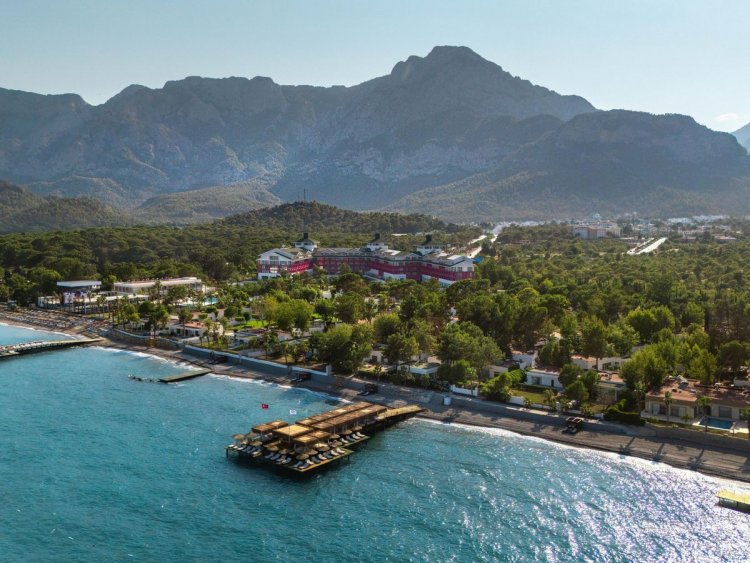 ÜNLÜ İSİMLERİ AYNI SAHNEDE BULUŞTURUYOR