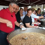 Kemer Belediyesi aşure dağıtımını sürdürüyor