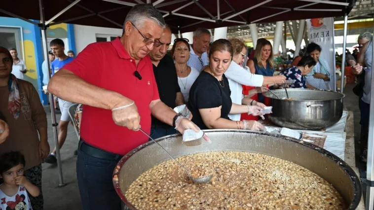 Kemer Belediyesi aşure dağıtımını sürdürüyor
