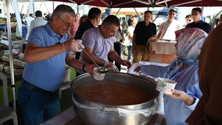Kemer'de aşure ikramı