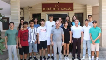 Kemer’de başarılı öğrenciler Kaymakamı ziyaret etti
