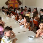 Kemer'de minik öğrencilere aşure ikramı