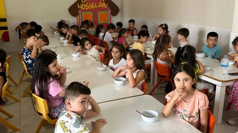 Kemer'de minik öğrencilere aşure ikramı