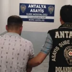 Kendisini istihbaratçı olarak tanıttı, dolandırmaya çalışırken yakalandı