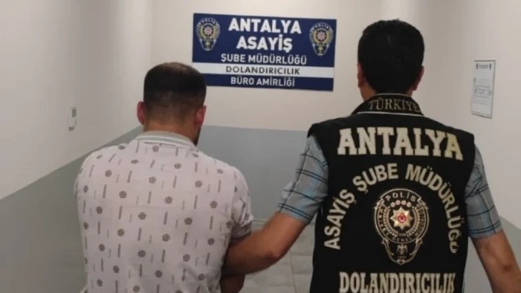 Kendisini istihbaratçı olarak tanıttı, dolandırmaya çalışırken yakalandı