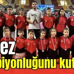 Kepez şampiyonluğunu kutluyor