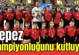 Kepez şampiyonluğunu kutluyor