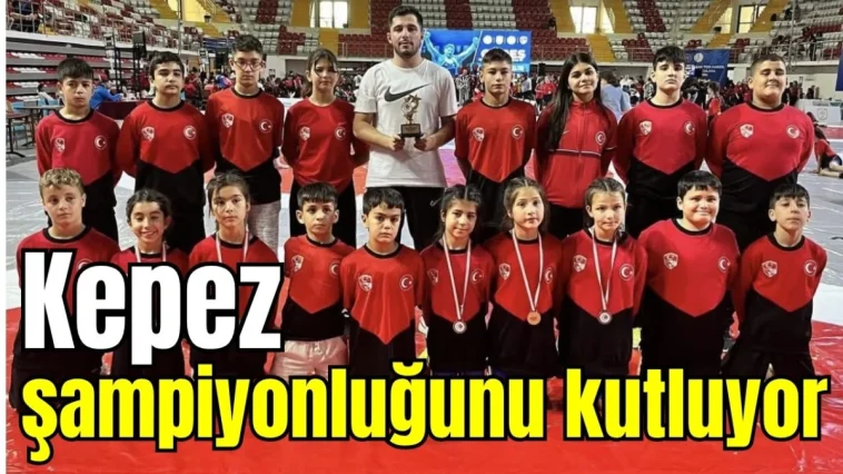 Kepez şampiyonluğunu kutluyor