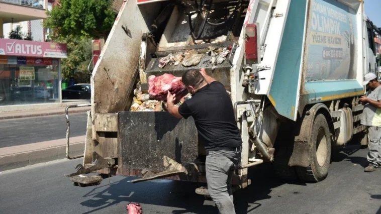 Kepez’de market denetiminde tarihi geçmiş etler imha edildi