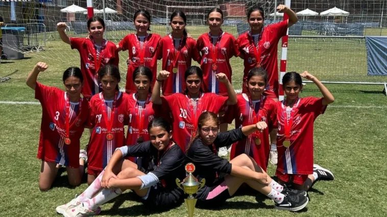 Kepezli minik hentbolcular şampiyon oldu