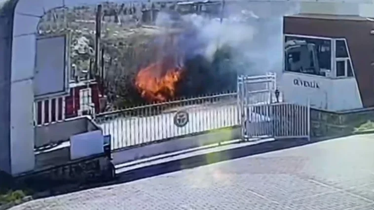 Kopan elektrik kablosu saman balyalarını küle çevirdi