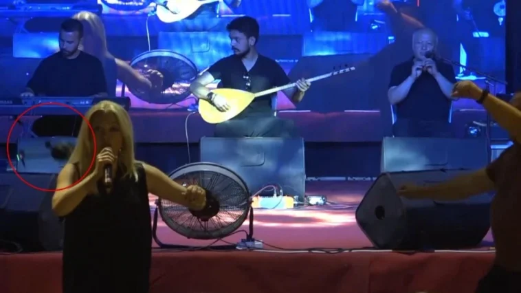 Kumluca'da festivalde sahne alan sanatçının başına dron çarptı