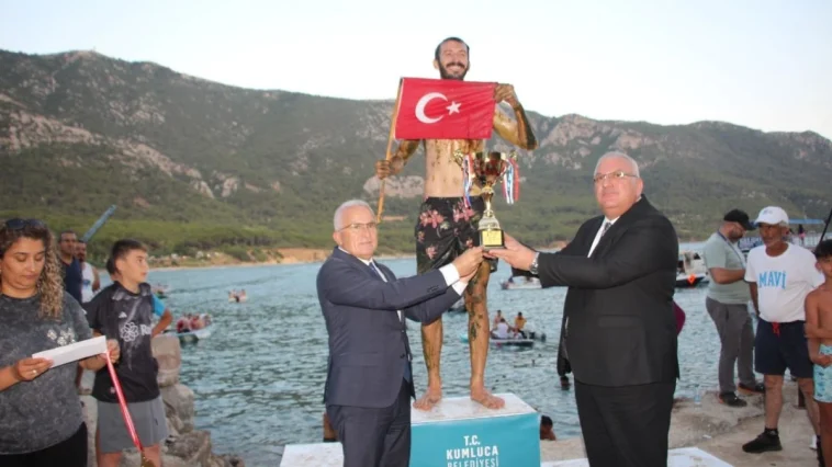 Kumluca'da yağlı direkteki bayrağı 9'uncu defa aldı