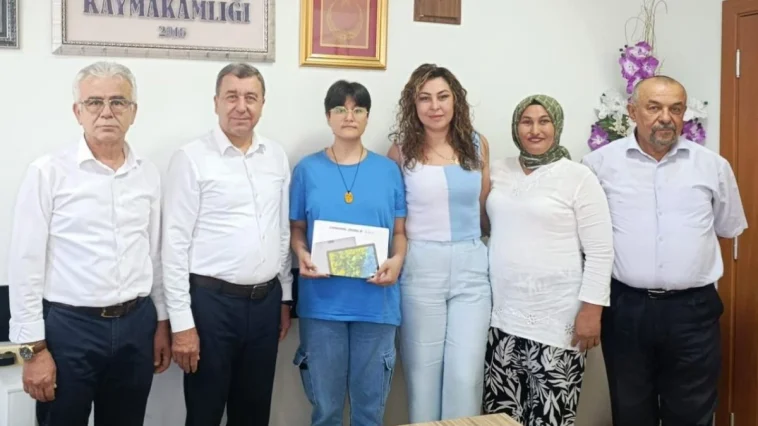 Kumluca'da YKS'de ilk bine giren üç öğrenciye ödül