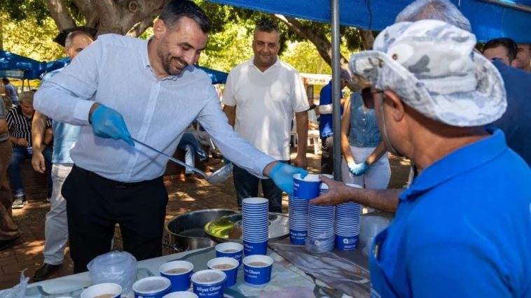 Manavgat Belediyesi vatandaşlara aşure ikram etti