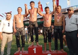 Manavgatlı minik güreşçiler çifte madalyayla döndü