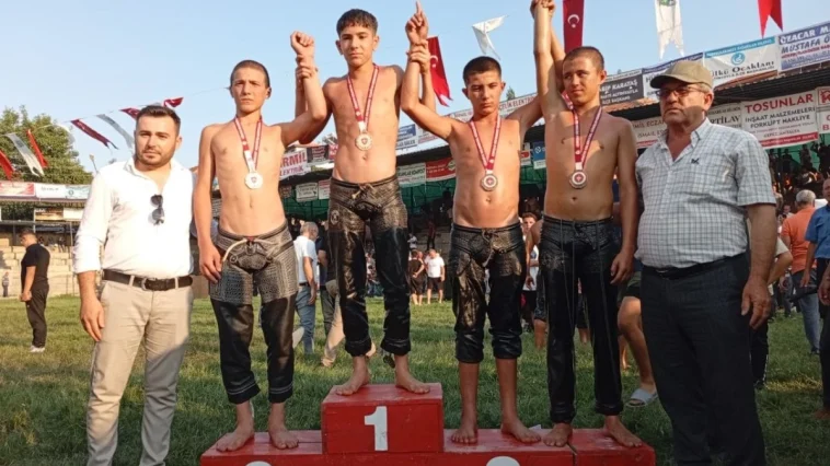 Manavgatlı minik güreşçiler çifte madalyayla döndü
