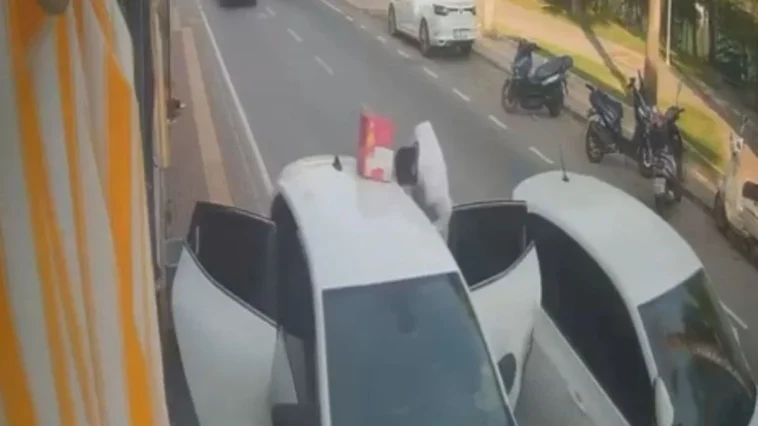 Manavgat'ta 2 araç çarpıştı market çalışanı yaralandı