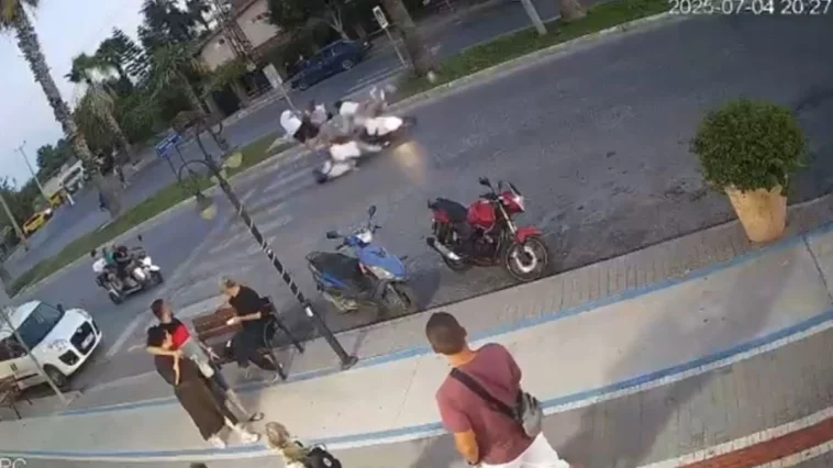 Manavgat'ta motosiklet kazası 3'ü turist 4 kişi yaralandı