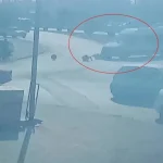 Minibüsün altında kalmaktan kıl payı kurtuldu