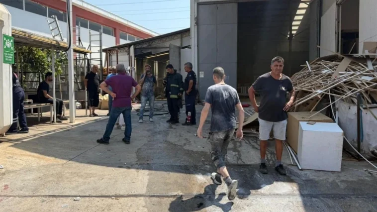 Mobilya fabrikasında çıkan yangında 2 işçi yaralandı