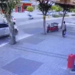 Önüne çıkan otomobili görünce motosikletiyle birlikte yola savruldu