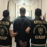 Oyuncak tabanca ile iş yeri soymaya çalıştı