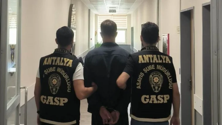 Oyuncak tabanca ile iş yeri soymaya çalıştı