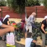 Pazarcı Atatürk için karpuz dağıttı