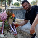 Serikli başpehlivan madalyasıyla babasının mezarını ziyaret etti