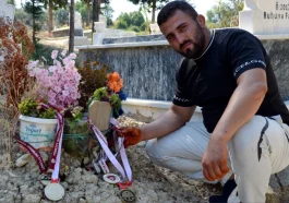Serikli başpehlivan madalyasıyla babasının mezarını ziyaret etti